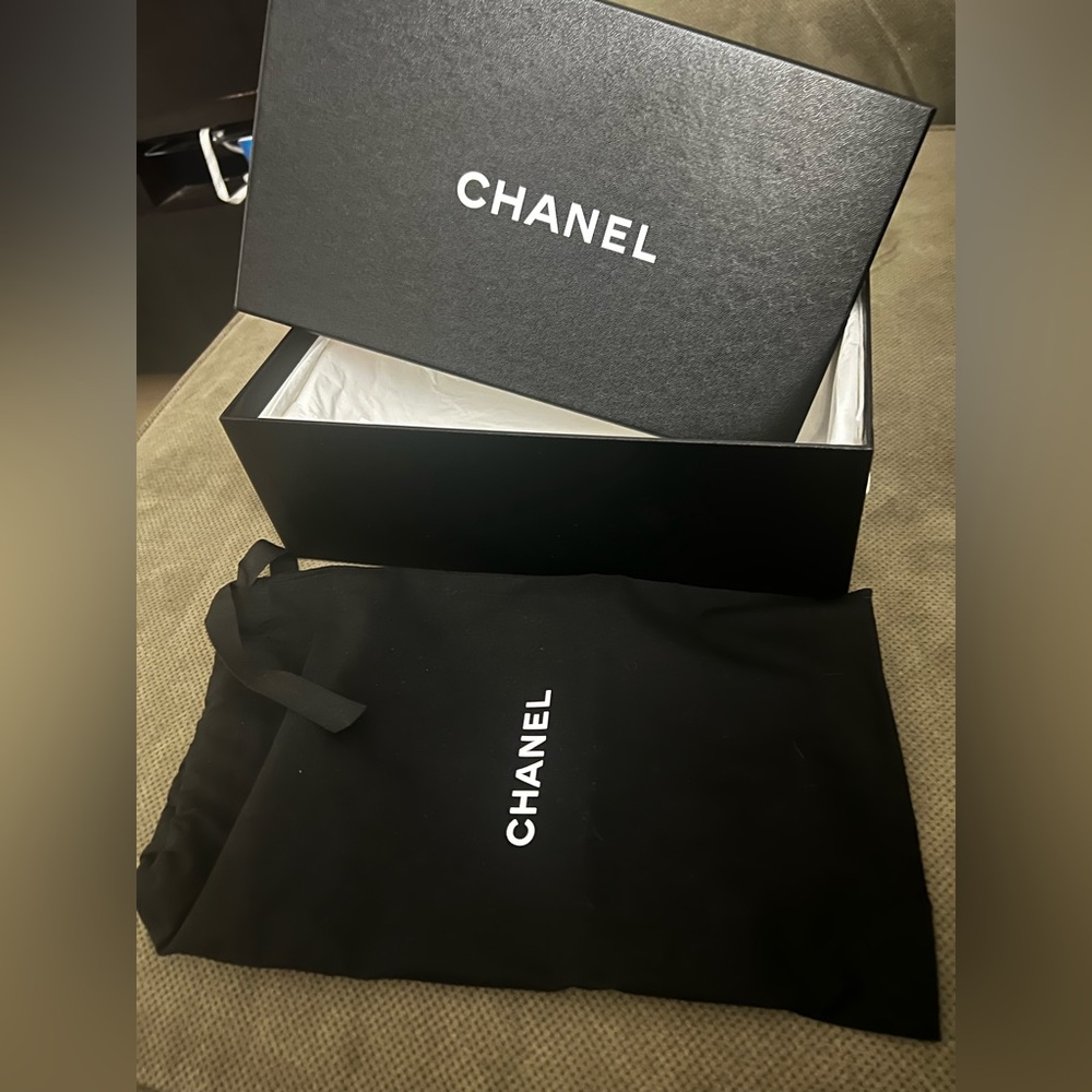 CHANEL Black Box with White Logo - Picture 2 of 11